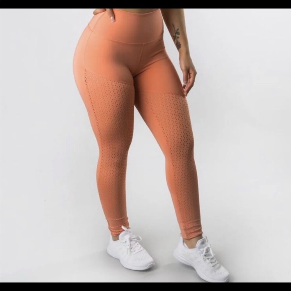 Peach Buffbunny leggings
